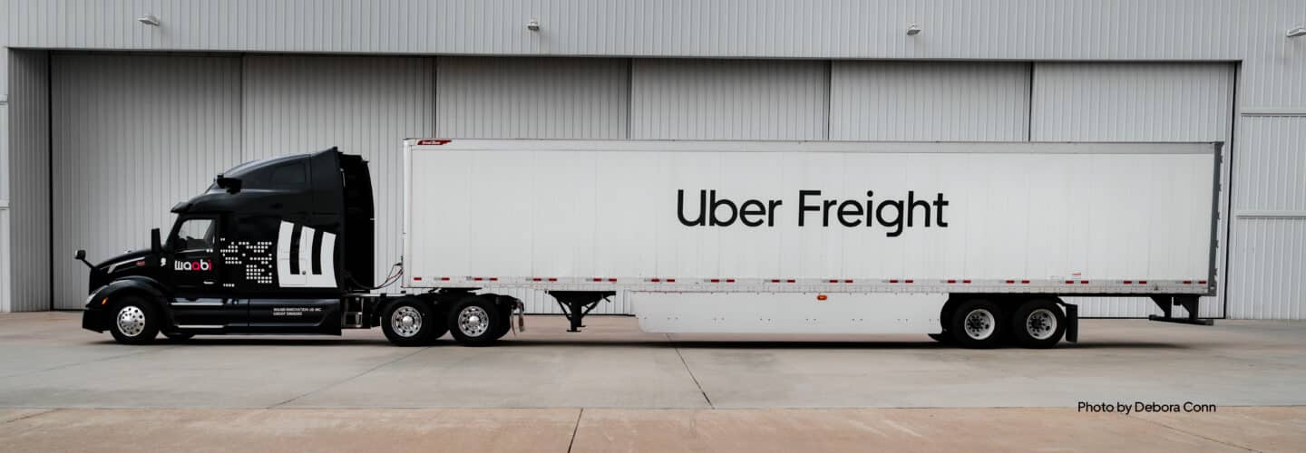 Uber Freight y Waabi presentan la primera solución de despliegue autónomo de camiones del sector